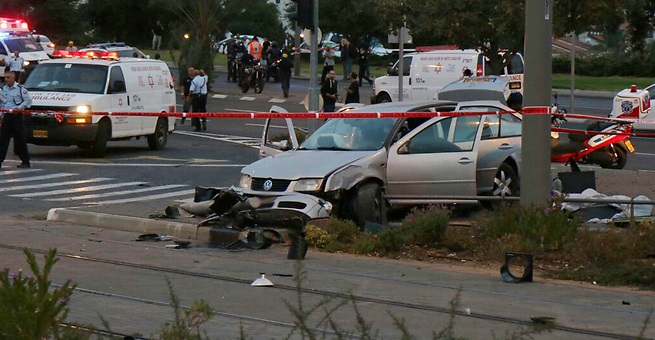 L'auto utilizzata dal palestinese di Gerusalemme Est per uccidere la bimba di tre mesi e per ferire altre sette persone (foto: Ynet News)